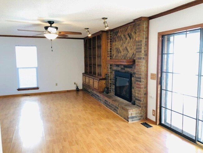 Building Photo - 3 bed , 2 full bath, 2 story , Newly updat...