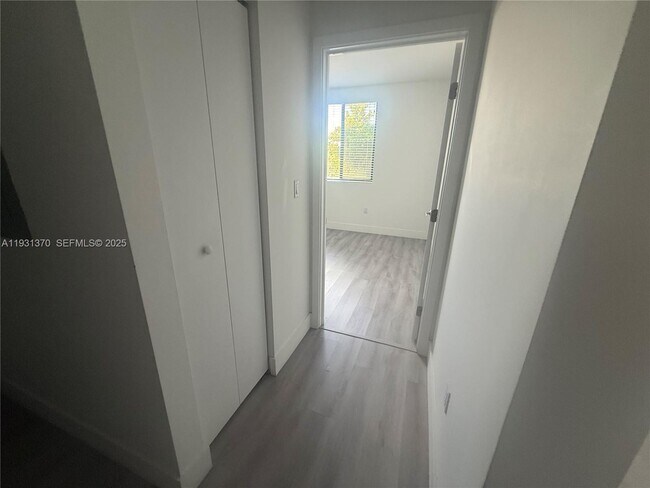 Building Photo - 853 E 24th St