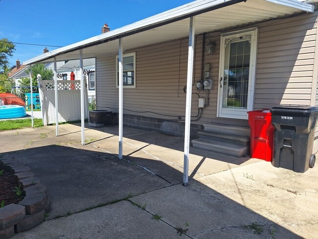 Building Photo - Charming 3 bedroom bungalow freshly updated