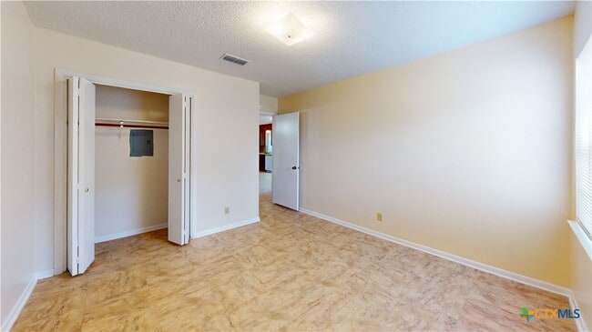 Building Photo - 402 Skyline Ave