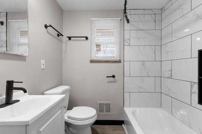 Building Photo - 384-386-386 S Napoleon Ave