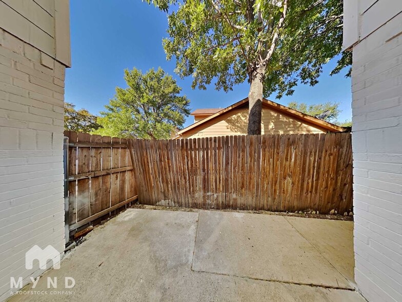 Building Photo - 4645 Baytree Dr