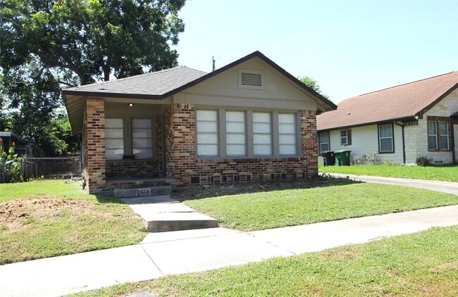 Building Photo - 2616 Oakcliff St