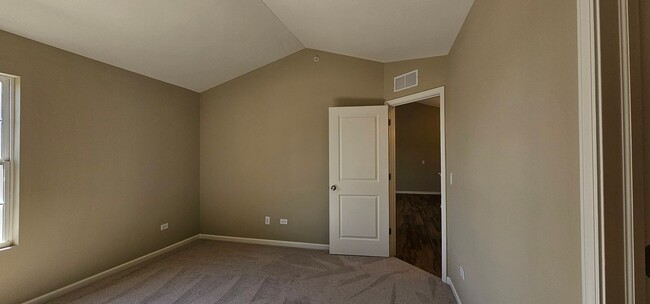 Building Photo - 1 Bedroom, 1 Bathroom, Mid, Second Floor, ...