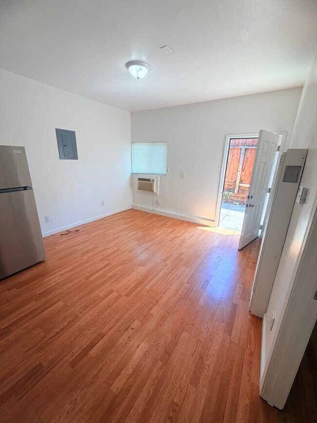 Building Photo - Del Oro #B