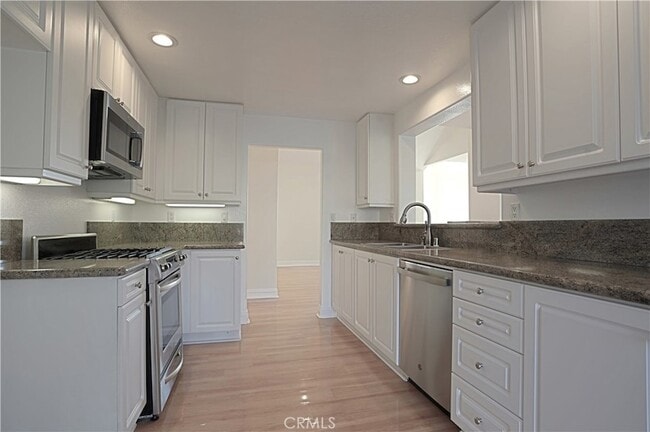 Building Photo - 16 Savona Ct