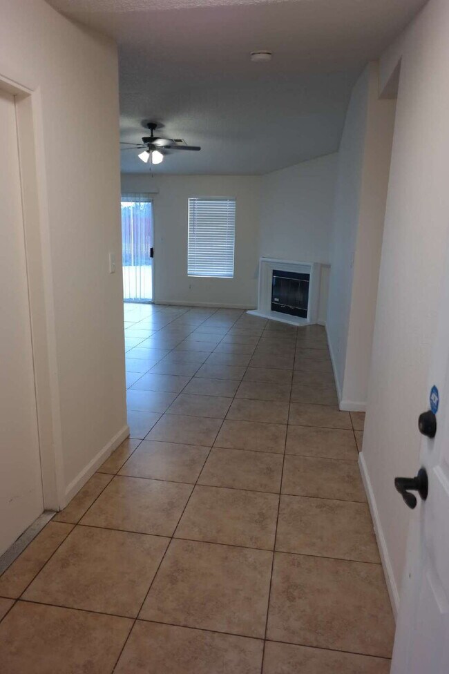 Building Photo - Cute! 4 bedroom, 2 bath Home in Bakersfield