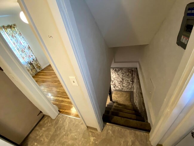 Building Photo - 4 Bedroom 1.5 Bath House with Washer and D...
