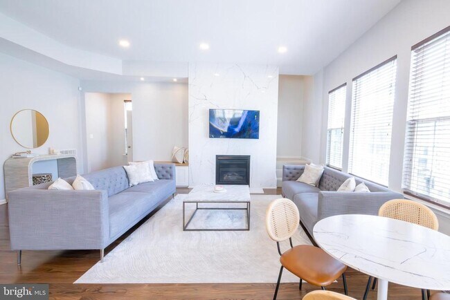 Building Photo - 8727 Raleigh Mews