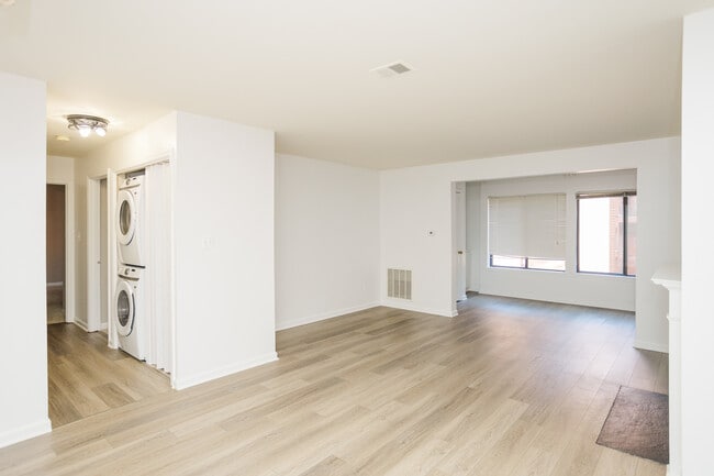 Building Photo - 2815 Lee Oaks Ct
