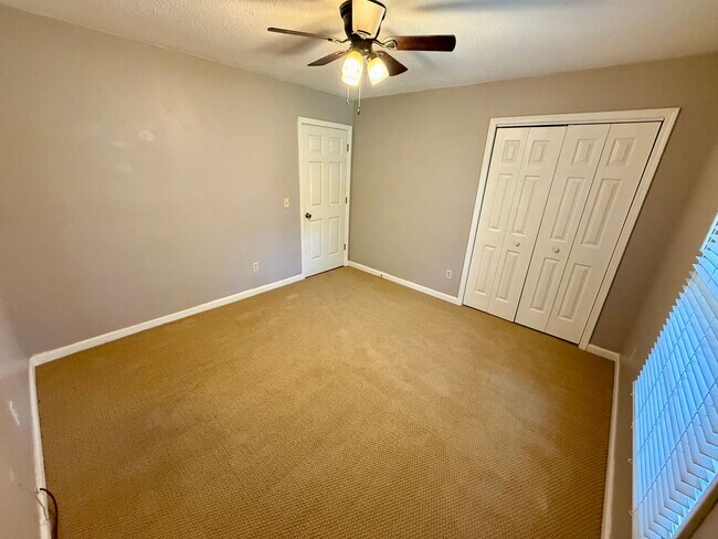 Building Photo - 4 Bedroom Brick Home in Alice Drive Area!