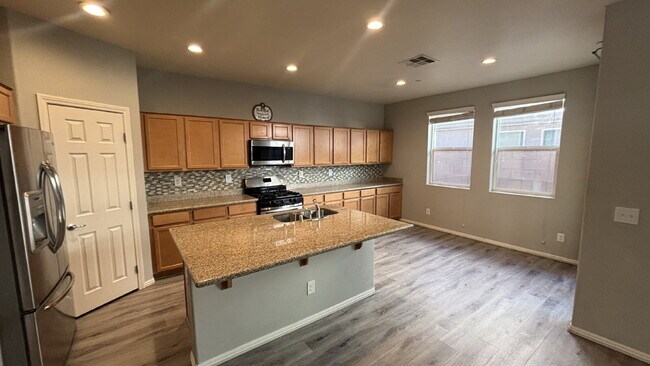 Building Photo - 4 Bed, 3 Bath