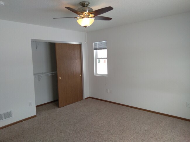 Building Photo - 2204 Cobblestone Dr