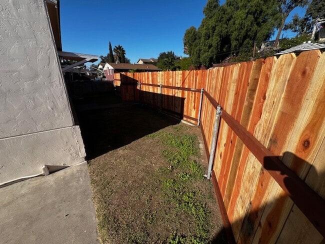 Building Photo - 2br - 1/2 twin Home with yard , garage and lots of parking