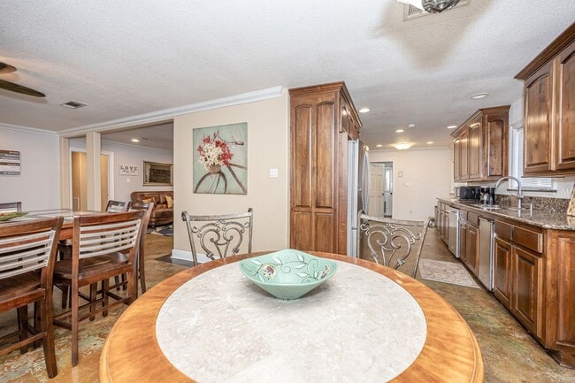 Building Photo - 3 Bedroom 2 Bath Back Bay Luxury Rental Home