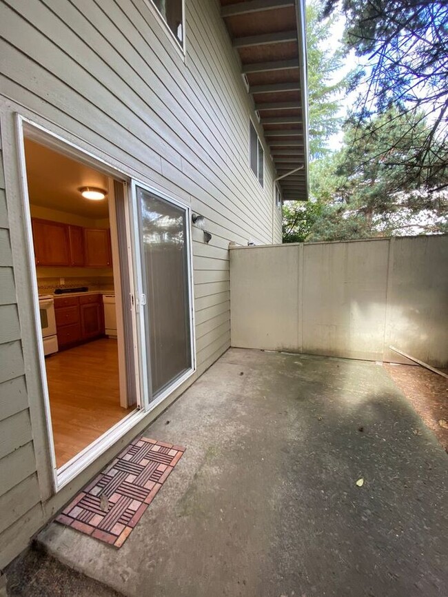 Building Photo - Charming First-Floor Mid-Century Apartment...