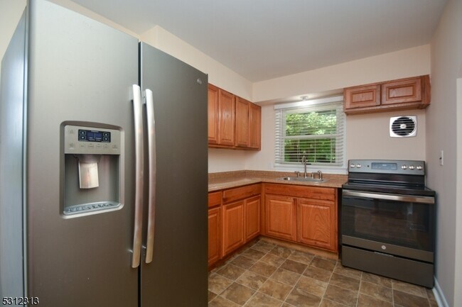 Building Photo - 62 Oakwood Ave