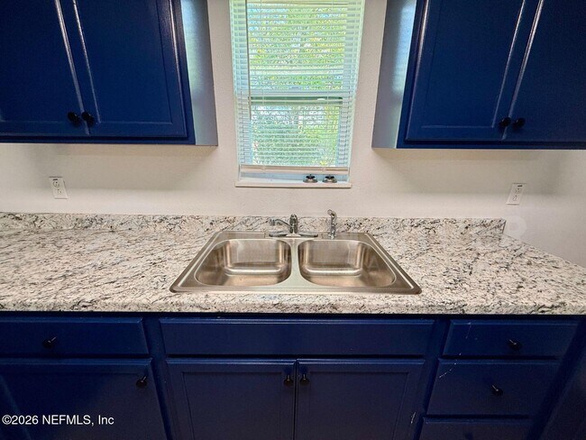 Building Photo - 403 Highland Ave S