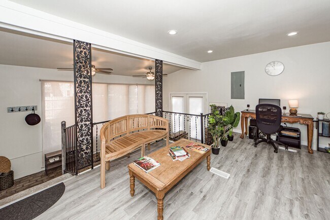 Building Photo - 3 BD 2.5 Bath Charming Home