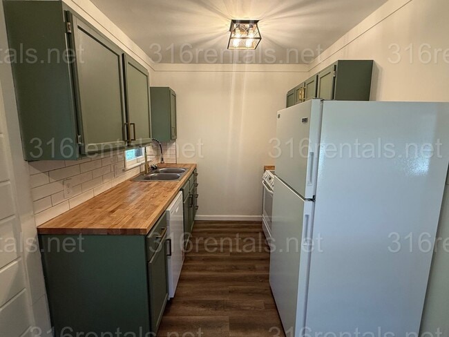 Building Photo - $950 - 3 bedroom / 1 bathroom - Single Fam...