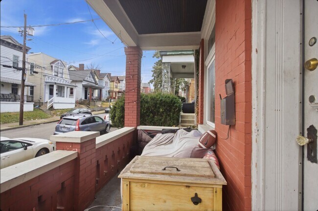 Building Photo - 2328 Stratford Ave