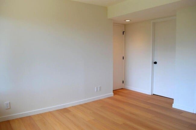 Building Photo - Pros127-129