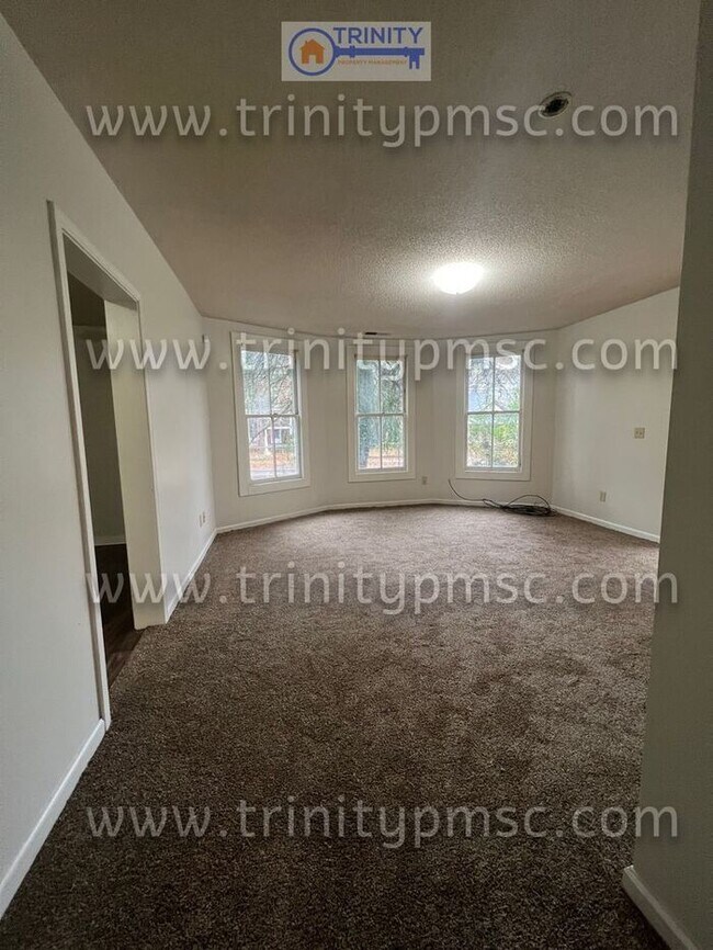 Building Photo - Recently renovated! Must see!