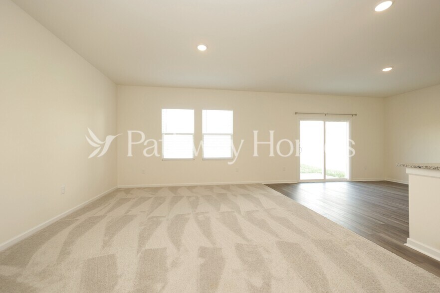Building Photo - 1062 Large Poppy Dr