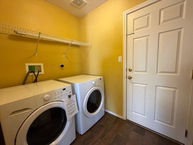 Building Photo - 4 Bedroom Home Available Near McMahon Blvd NW & Universe Blvd NW!