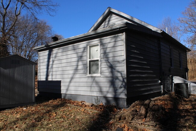 Building Photo - Cozy 3-bedroom, 1 full bath with vanity home located in Kansas City, MO.