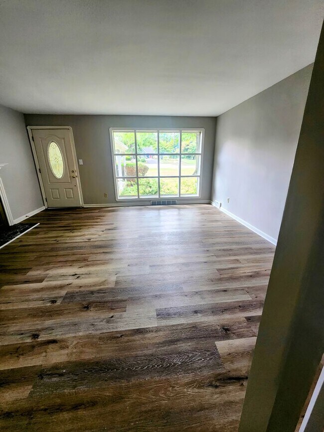 Building Photo - Charming 2-Bedroom Home in Fairview Park