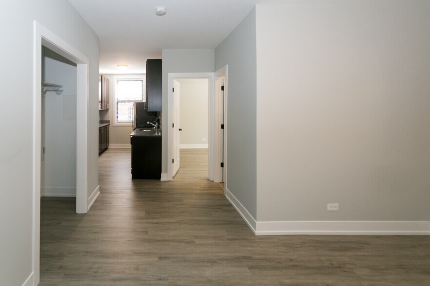 Building Photo - 708 W Brompton