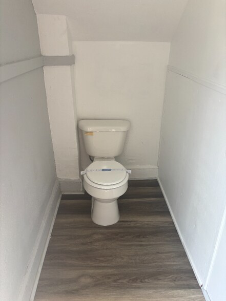 Building Photo - 633 W North St