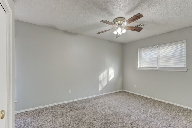 Building Photo - 4 bed house in Yukon!