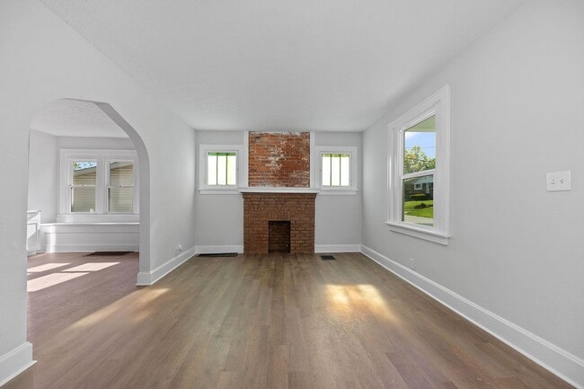 Building Photo - PRICE HILL - Stunning 4 bed 2 bath on quiet cul de sac street