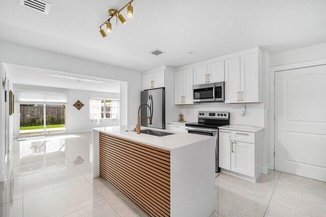 Building Photo - 403 S 13th Ct