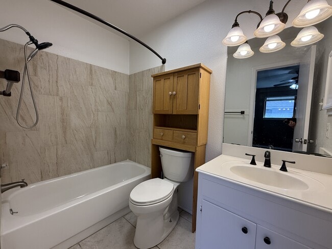 Building Photo - 621 Luther Dr