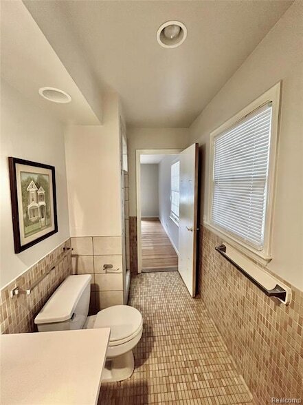 Building Photo - 6901 Woodbank Dr