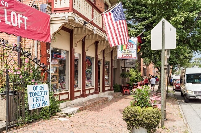 Building Photo - Central German Village Location!