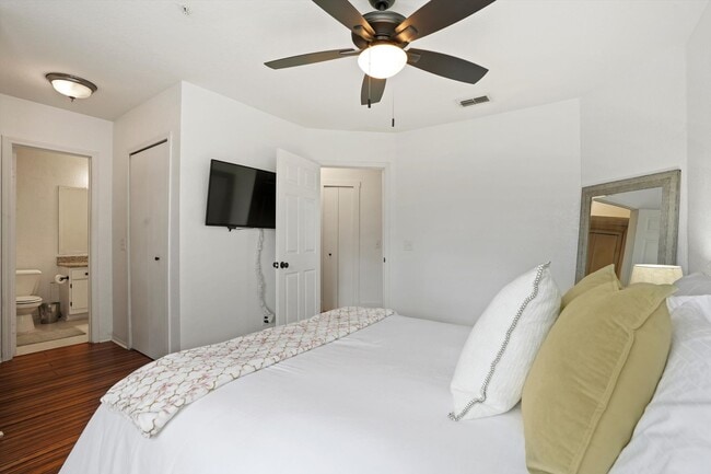 Building Photo - Updated Condo With Marsh Views Near Jax Beach