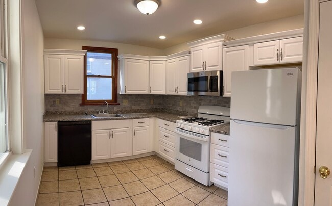 Building Photo - Newly Remodeled 2 Bedroom House