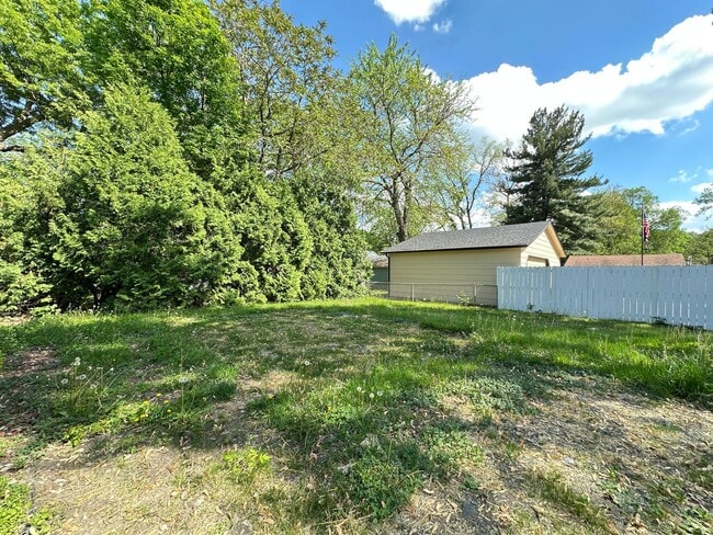 Building Photo - 3 Bedroom 1.5 Bathroom Finished Basement 2...