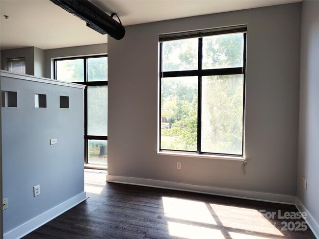 Building Photo - 514 W 10th St