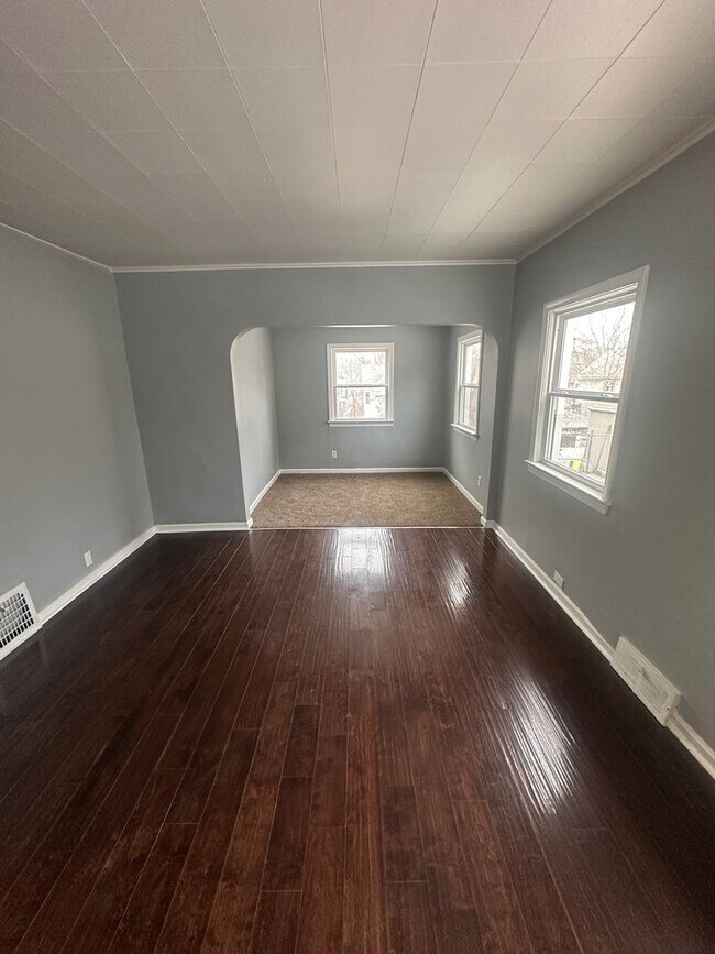 Building Photo - 254 Bowmanville St