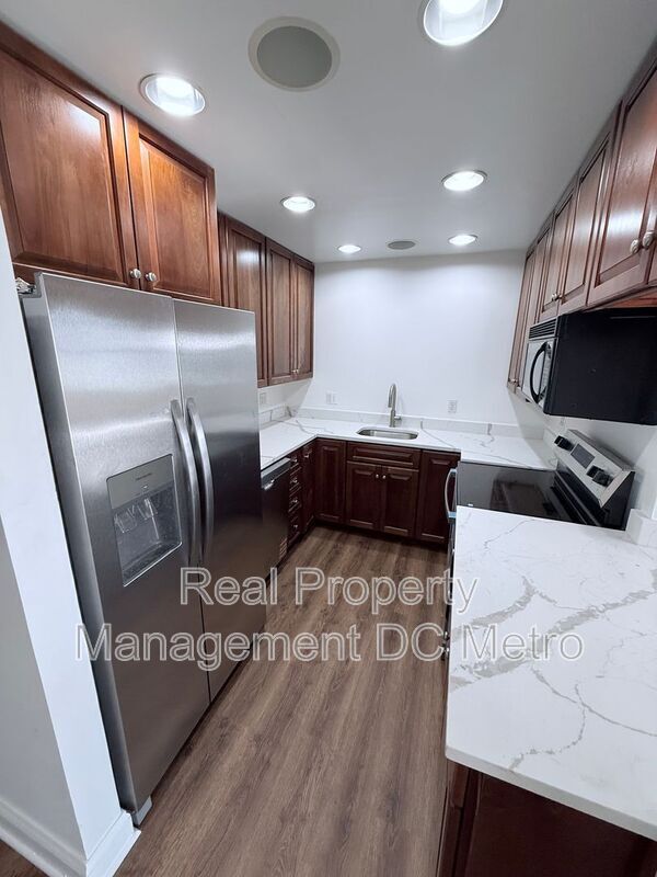 Building Photo - 1316 New Hampshire Ave NW