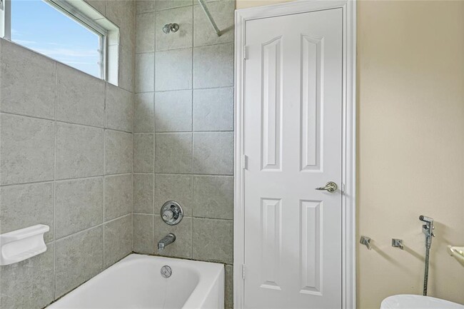 Building Photo - 2416 Spoonbill Dr