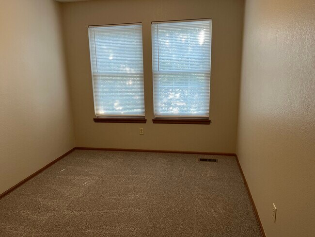 Building Photo - 5720 Old Farm Cir W