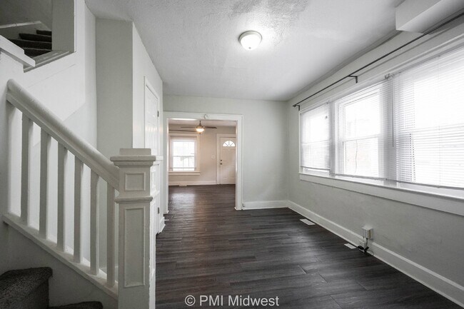 Building Photo - Charming 2-Bed, 2-Bath Duplex in Indianapolis
