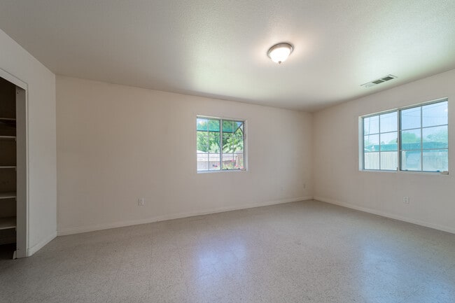 Building Photo - 730 Pine Ave