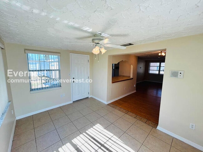 Building Photo - 2127 Erin Dr